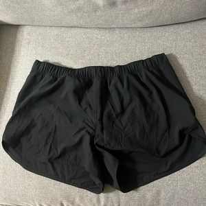 Black Old Navy active stretch tech quick dry workout shorts (four-way stretch)